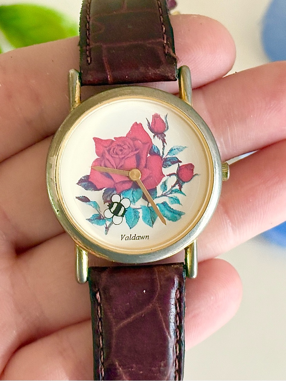 Vintage Wenger Valdawn Bumblebee/Rose Whimsical Gold Novelty Watch w Red Flowers